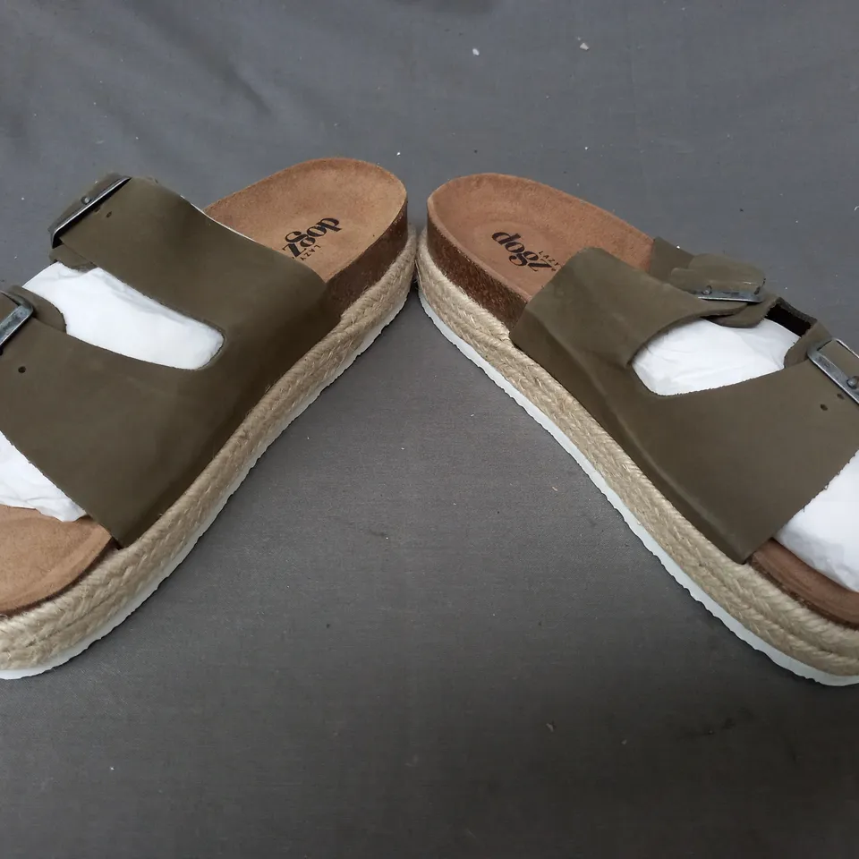 BOXED PAIR OF LAZY DOGS FOOTBED SANDALS IN KHAKI SIZE 6