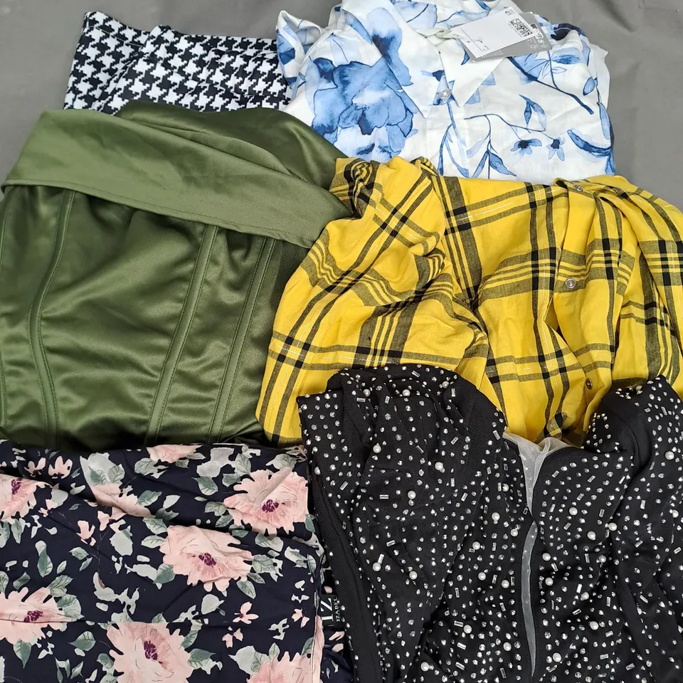 BOX OF APPROXIMATELY 25 ASSORTED CLOTHING ITEMS TO INCLUDE - DRESSES, SHIRTS, SKIRT, ETC 