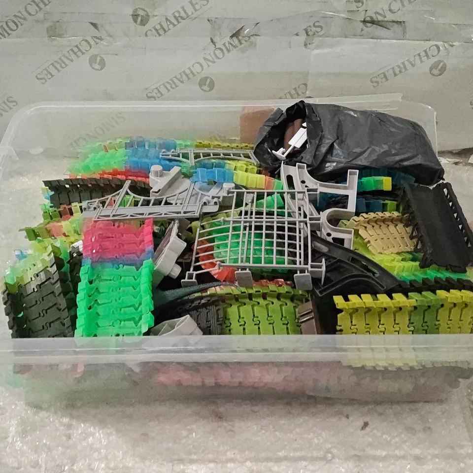 CRATE OF CONNECTABLE TOY TRACK WITH ACCESSORIES AND SCENERY 