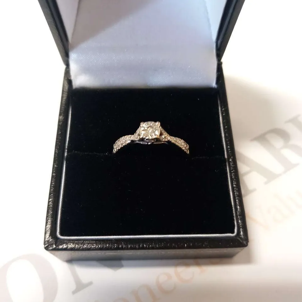 9ct WHITE GOLD RING WITH NATURAL DIAMONDS TO THE CENTRE AND CROSS-OVER SHOULDERS