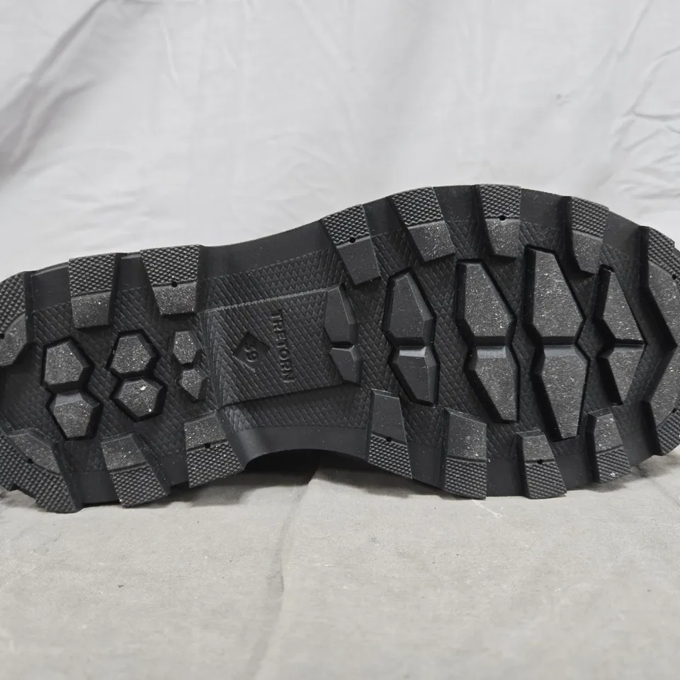 BOXED PAIR OF TRETON SALLA NEO BOOTS IN BLACK SIZE 6