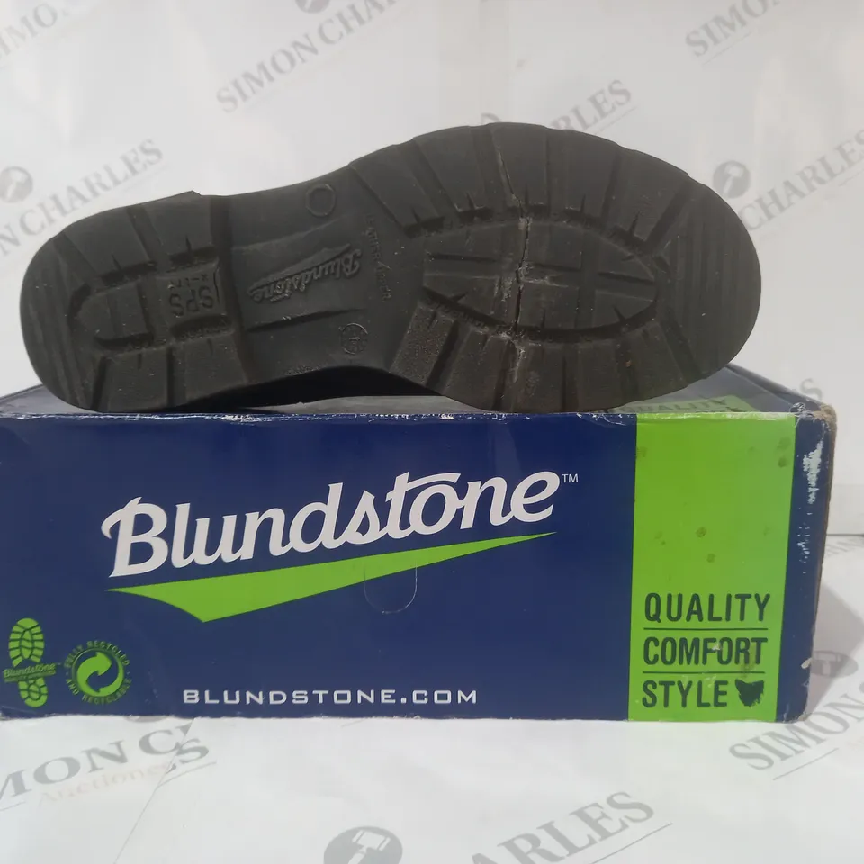 BOXED PAIR OF BLUNDSTONE 550 ANKLE BOOTS IN WALNUT UK SIZE 8
