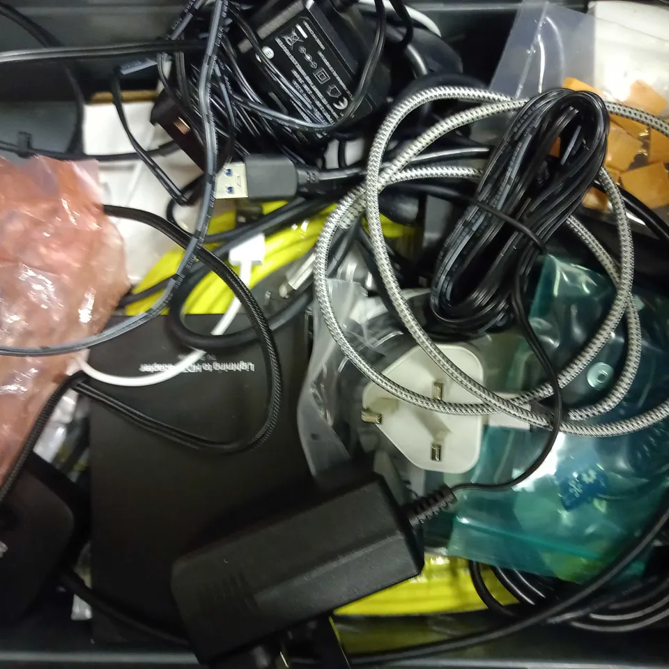 LOT OF APPROXIMATELY 15 ASSORTED ELECTRICAL ITEMS, TO INCLUDE LASER METER, KEYBOARD ADAPTER, ETC