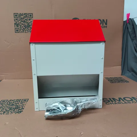 RED/WHITE AUTOMATIC CHICKEN/ANIMAL FEEDER WITH SCOOP BOXED