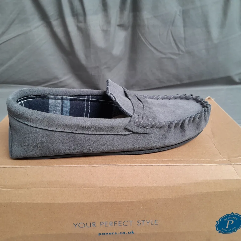 BOXED PAIR OF PAVERS GALOP GREY SLIPPERS SIZE UK 6