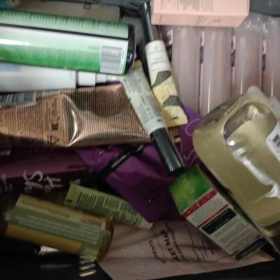 APPROXIMATELY 10 ASSORTED COSMETIC ITEMS TO INCLUDE SMOOSH, AMIKA, ETC - COLLECTION ONLY
