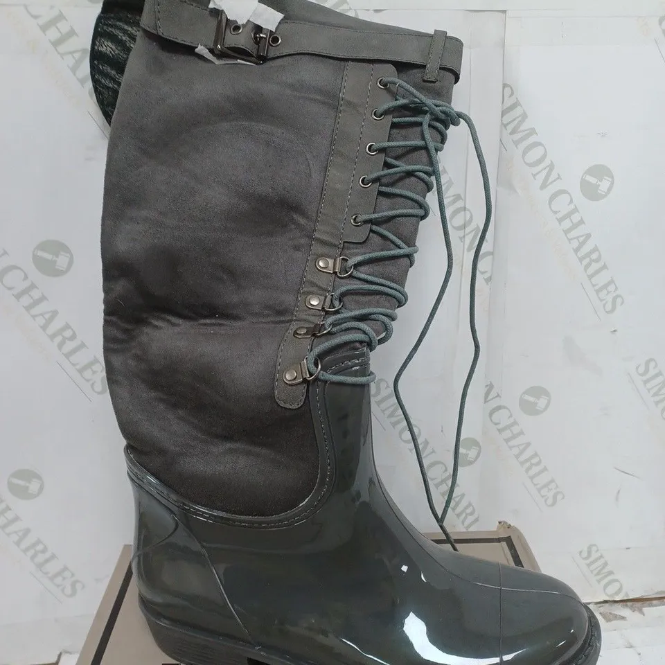 BOX OF APPROXIMATELY 10 ASSORTED SHOES TO INCLUDE HIGH BOOTS, LOW HEELS, HIGH HEELS ETC