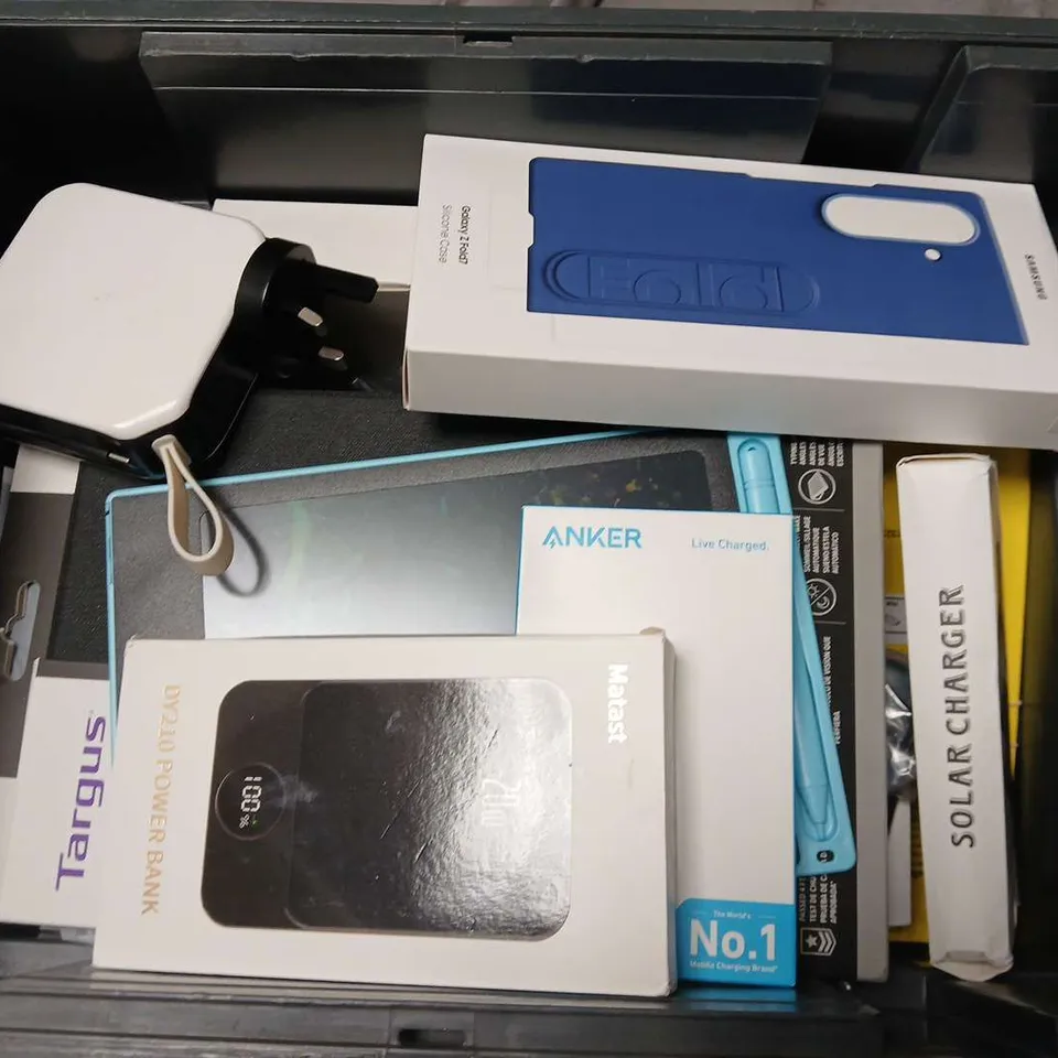 APPROXIMATELY 12 ASSORTED MOBILE PHONE ACCESSORIES TO INCLUDE CASES, SCREEN PROTECTORS AND POWERBANKS, ETC
