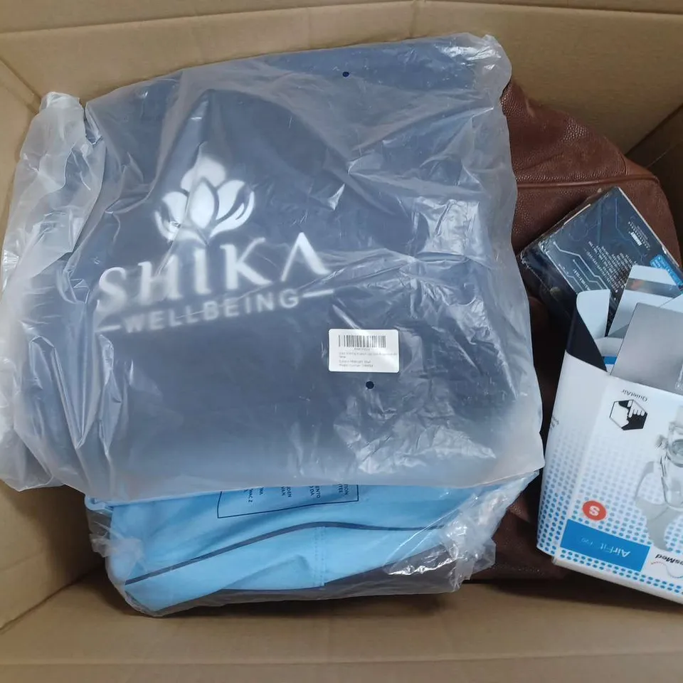 APPROXIMATELY 10 ASSORTED HOUSEHOLD ITEMS TO INCLUDE RESMED MASK, SPEEDLINK TABLE MOUNT, BLUEY BAG, ETC - COLLECTION ONLY