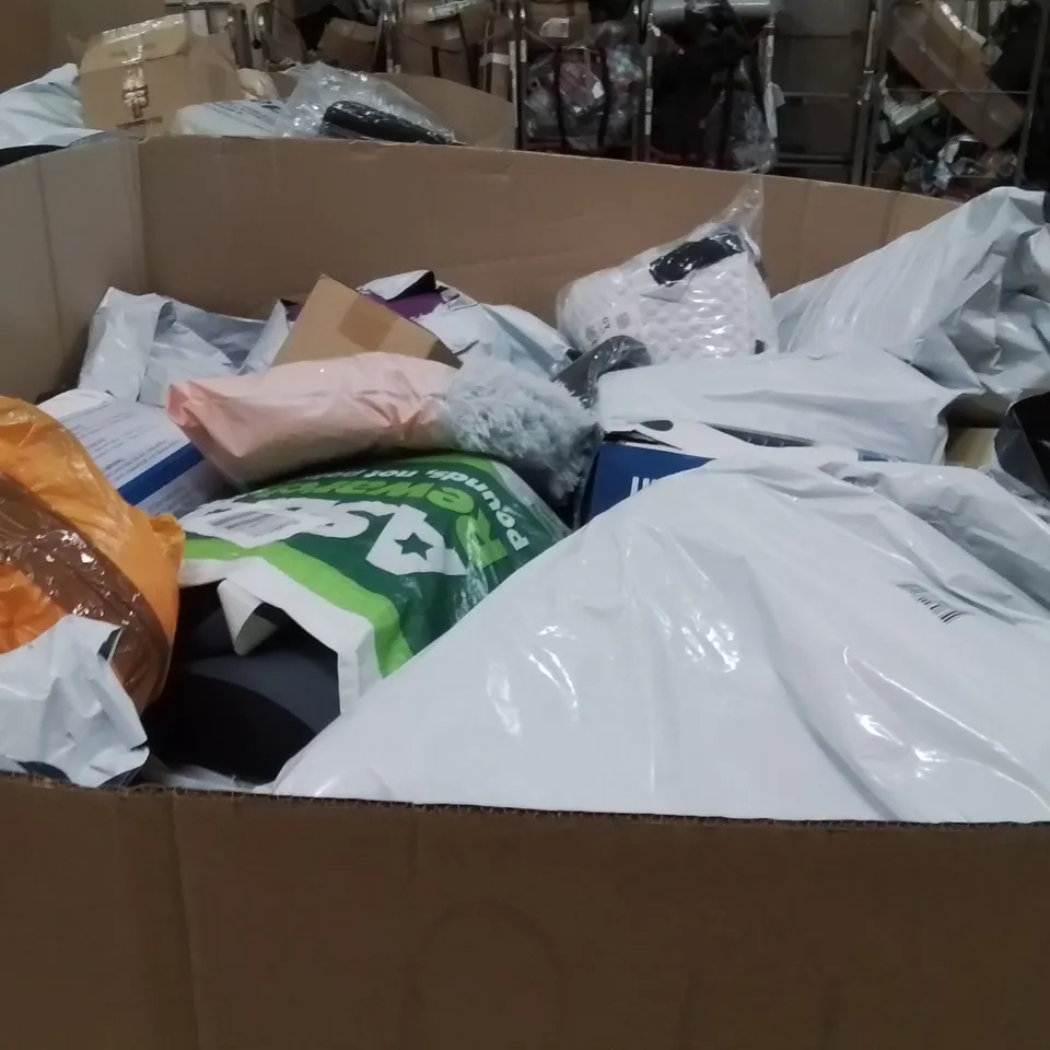 PALLET CONTAINING A LARGE QUANTITY OF PILLOWS