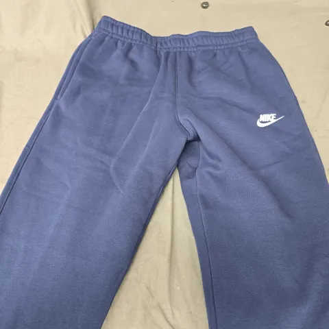 NIKE STANDARD FIT TAPER LEG SWEATPANTS IN NAVY - S