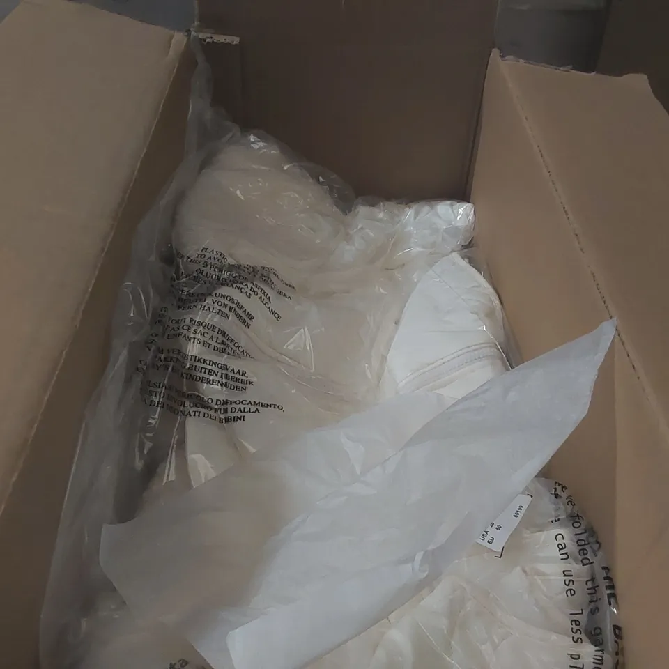 BOX CONTAINING APPROXIMATELY 4x BRAND NEW JD WILLIAMS CREAM BORG GILETS - SIZE 32