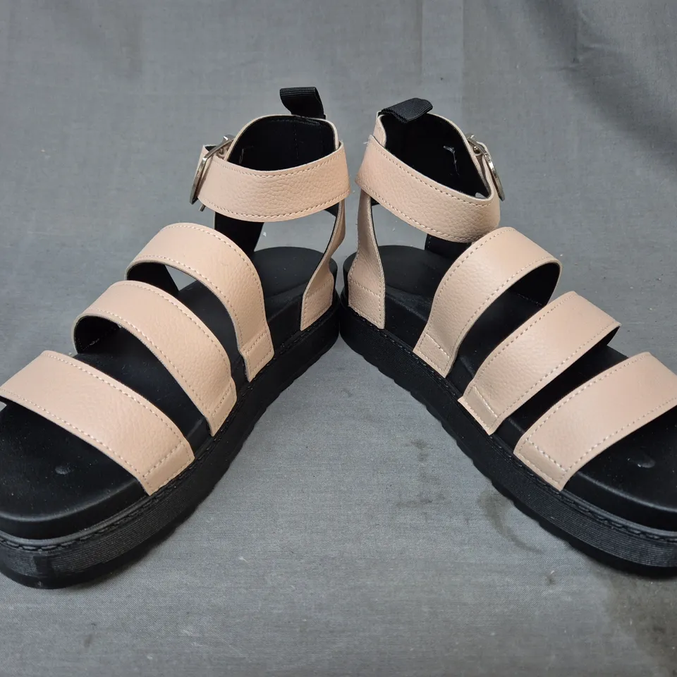 BOXED PAIR OF UNBRANDED OPEN TOE LOW PLATFORM SANDALS IN BEIGE SIZE 5