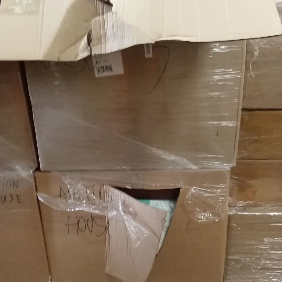 PALLET CONTAINING A LARGE QUANTITY OF PILLOWS