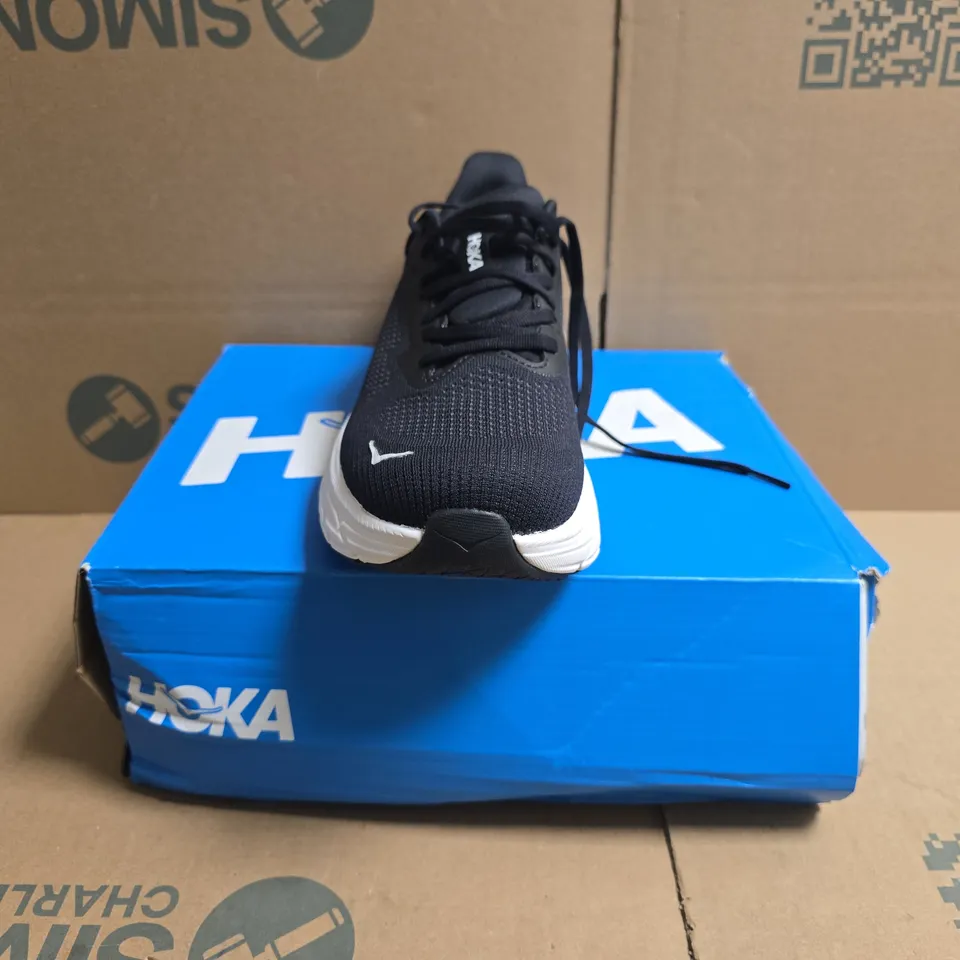 BOXED PAIR OF HOKA ARAHI 7 WIDE TRAINERS IN BLACK/WHITE SIZE UK 8