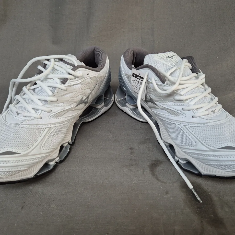 BOXED PAIR OF MIZUNO WAVE PROPHECY LS SHOES IN WHITE/SILVER UK SIZE 9