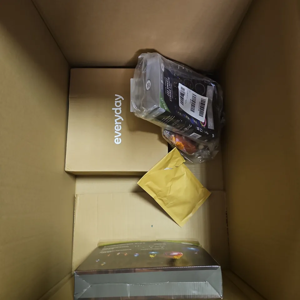BOX OF APPROXIMATELY 10 ASSORTED HOUSEHOLD ITEMS TO INCLUDE - FURN CUSHION - BEDSPREAD - KATE SPADE WATCH - ETC