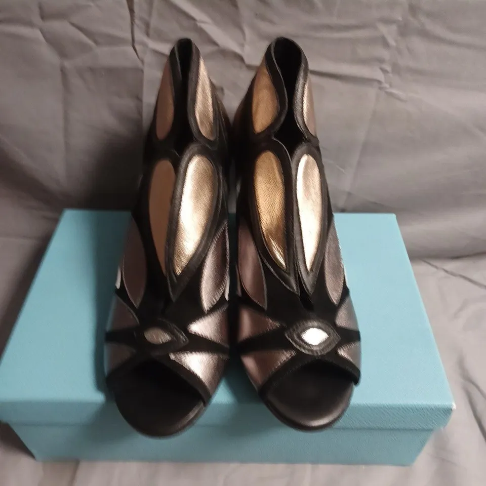 BOXED PAIR OF DJANGO AND JULIETTE WOMEN'S METALLIC LEATHER PEEP-TOE SANDALS – SIZE 39