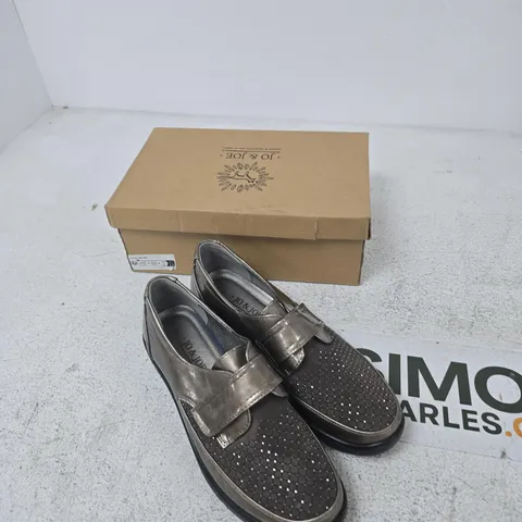 JO & JOE DORA PEWTER PATENT SHOES – UK 7 (WOMEN)