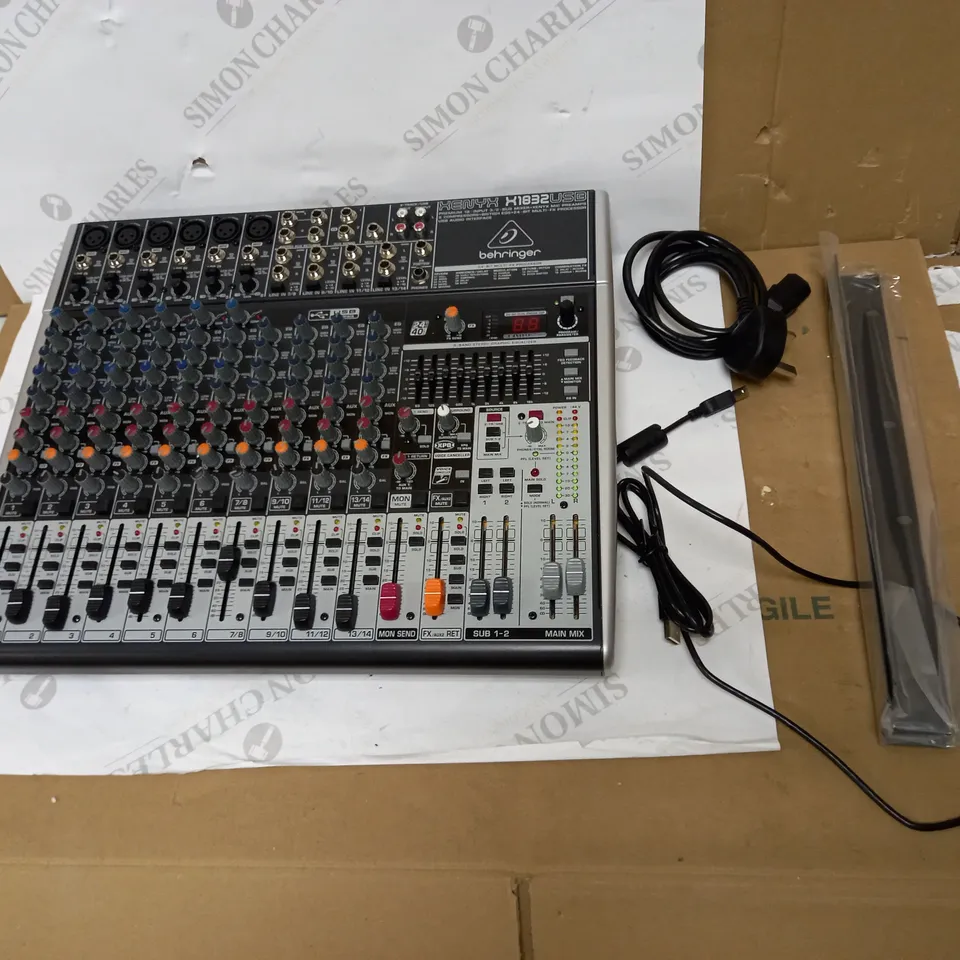 BEHRINGER XENYX X1832USB PREMIUM 18-INPUT 3/2-BUS MIXER