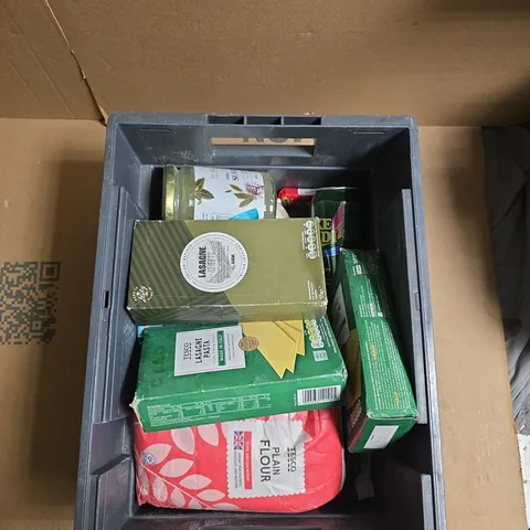 A TOTE OF MIX ITEMS TO INCLUDE LASAGNE SHEETS, SEA MOSS GEL AND MORE.
