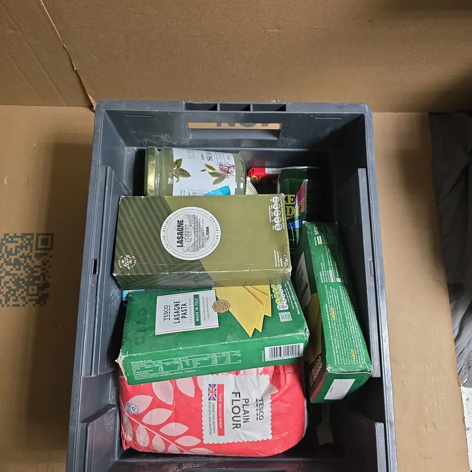 A TOTE OF MIX ITEMS TO INCLUDE LASAGNE SHEETS, SEA MOSS GEL AND MORE.