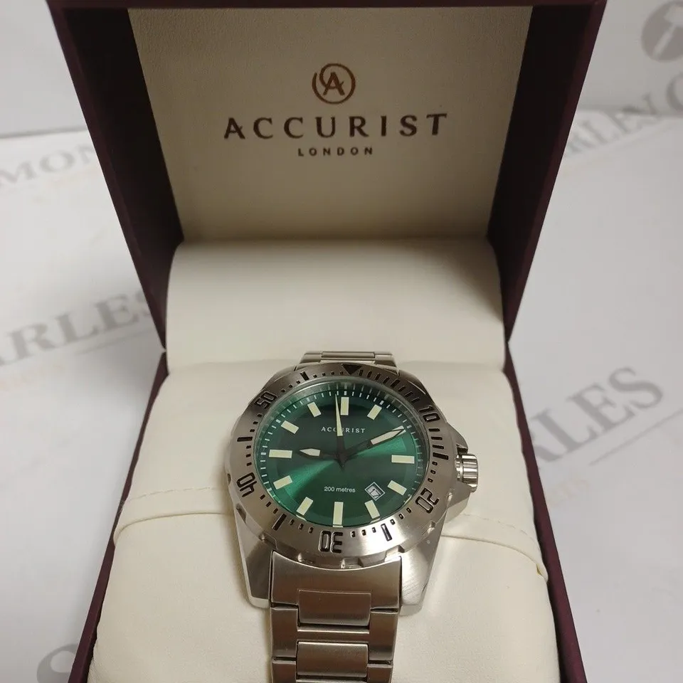 BOXED ACCURIST GENTS SPORTS WATCH WITH STAINLESS STEEL STRAP AND GREEN FACE