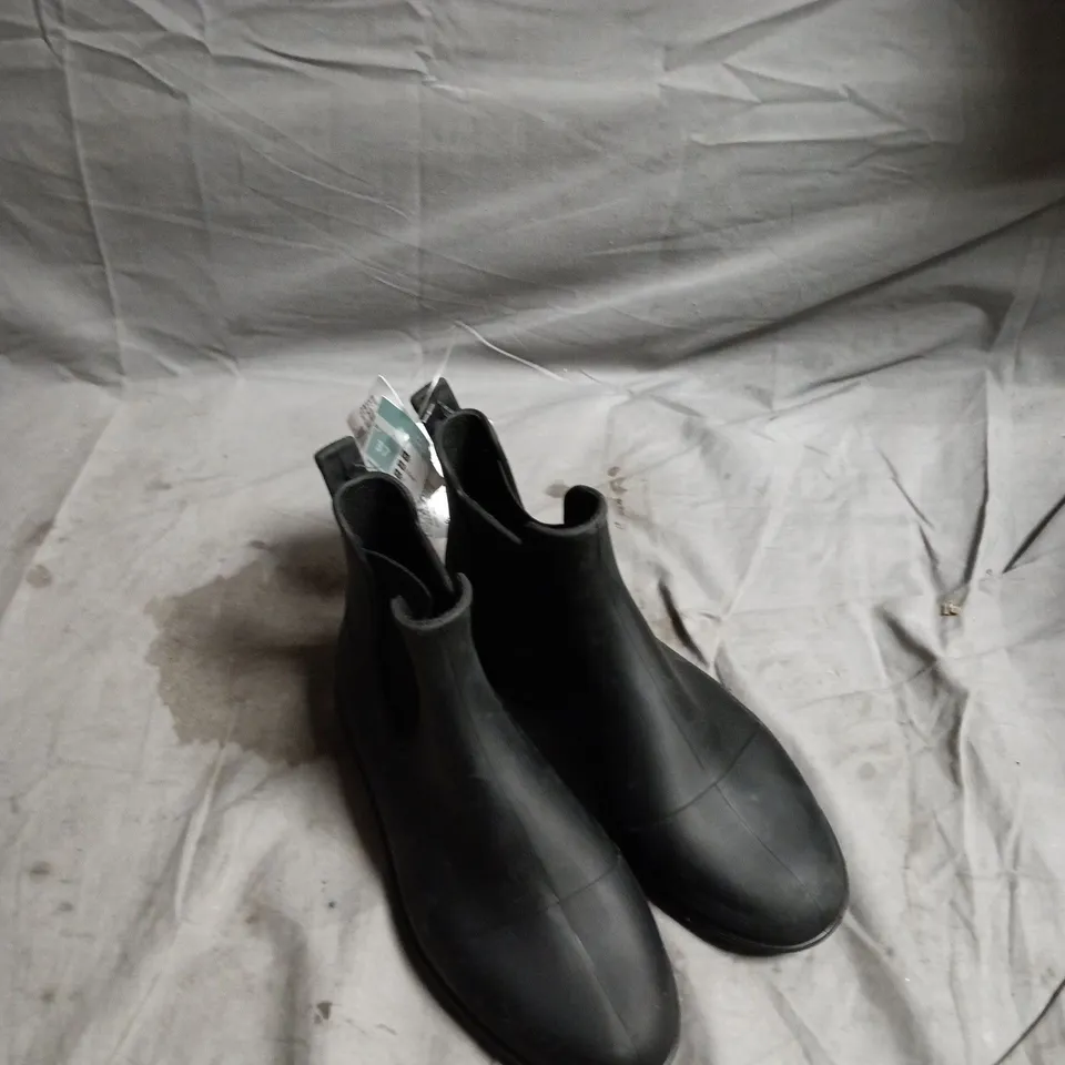 BOX OF APPROXIMATELY 20 PAIRS OF SHOES TO INCLUDE: SILVER ADIDAS TRAINERS AND BLACK BOOTS