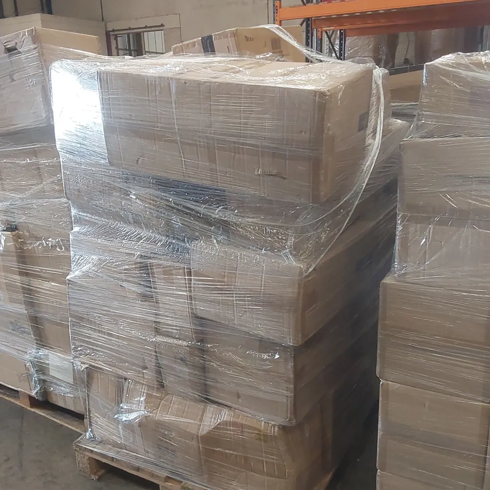 PALLET CONTAINING A VERY LARGE QUANTITY OF ASSORTED LIGHTING PRODUCTS