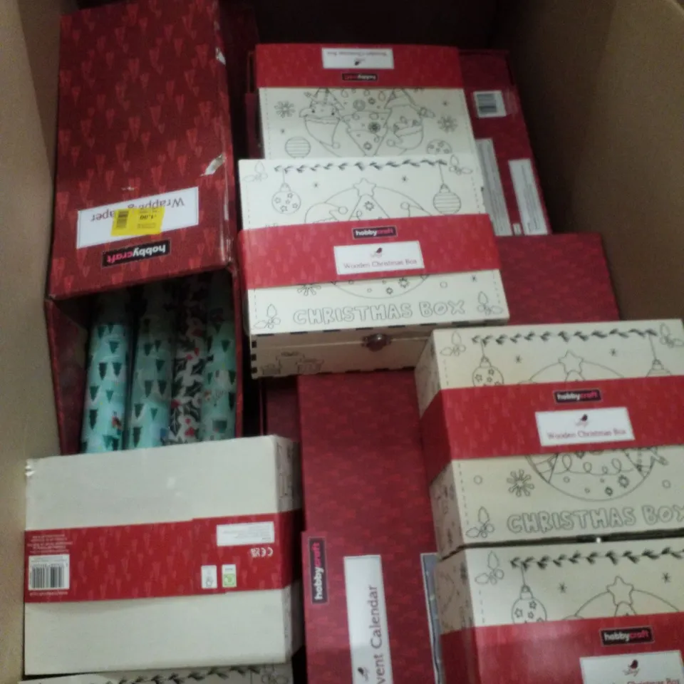 PALLET CONTAINING ASSORTED CHRISTMAS PRODUCTS & DECORATIONS INCLUDING CHRISTMAS EVE GIFT BOXES, FILLABLE CRACKERS, SNOW GLOVES, FELT TABLE MAT & WOODEN CHRISTMAS BOXES