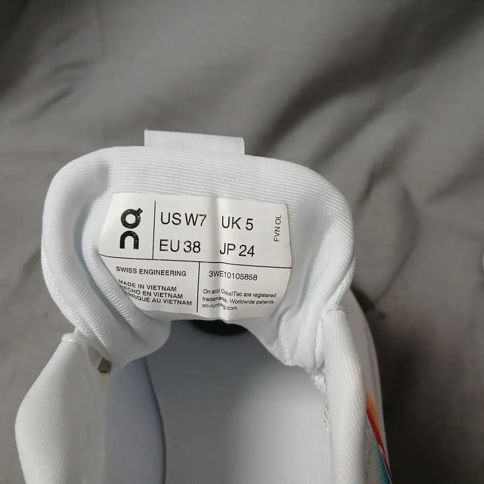 ON RUNNING WHITE SNEAKERS – WOMEN'S UK 5 (US W7, EU 38)