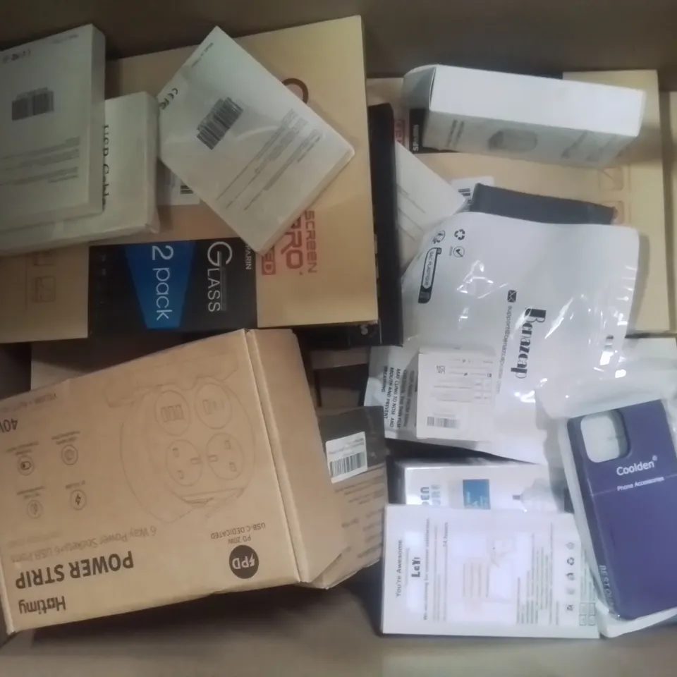 BOX CONTAINING LARGE AMOUNT OF BOXED ELECTRICAL ITEMS TO INCLUDE: 3D ILLUSION LAMP, CHARGING CABLES, POWER SOCKETS, PHONE CASES ETC.