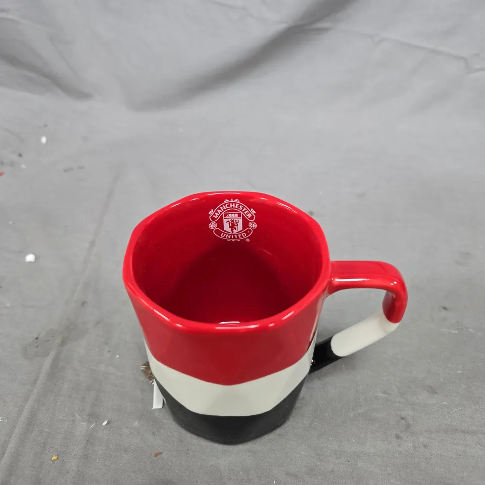 MANCHESTER UNITED MUG – RED WITH WHITE BAND AND BLACK BASE (BOX INCLUDED)