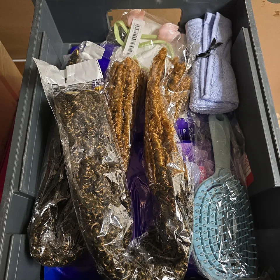 APPROXIMATELY 15 ASSORTED HEALTH & BEAUTY PRODUCTS TO INCLUDE EXFOLIATING FOOT PEEL, FLANNEL, TOILETRIES BAG ETC - COLLECTION ONLY