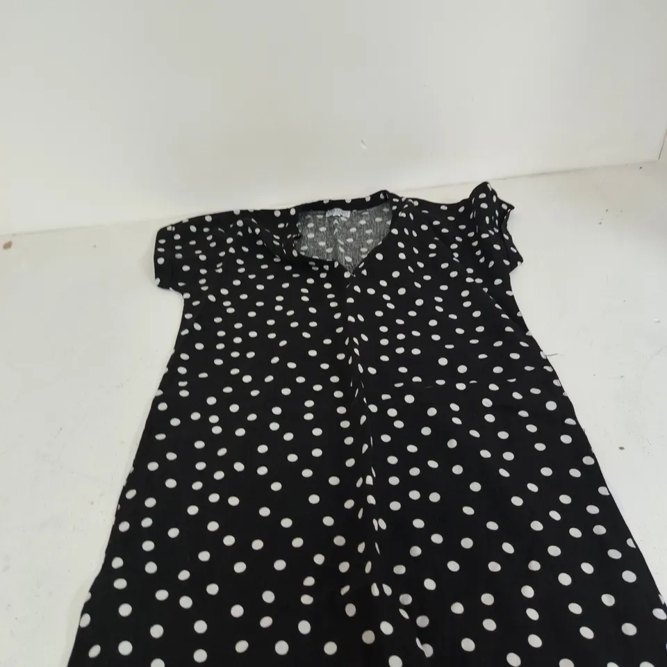 BOX OF APPROXIMATELY 50 ASSORTED CLOTHING ITEMS TO INCLUDE: TAMSY BLOUSE