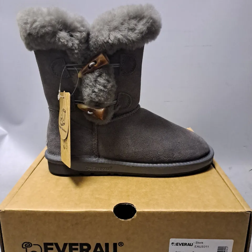 BOXED PAIR OF EVERAU STORK IN GREY - EU 39