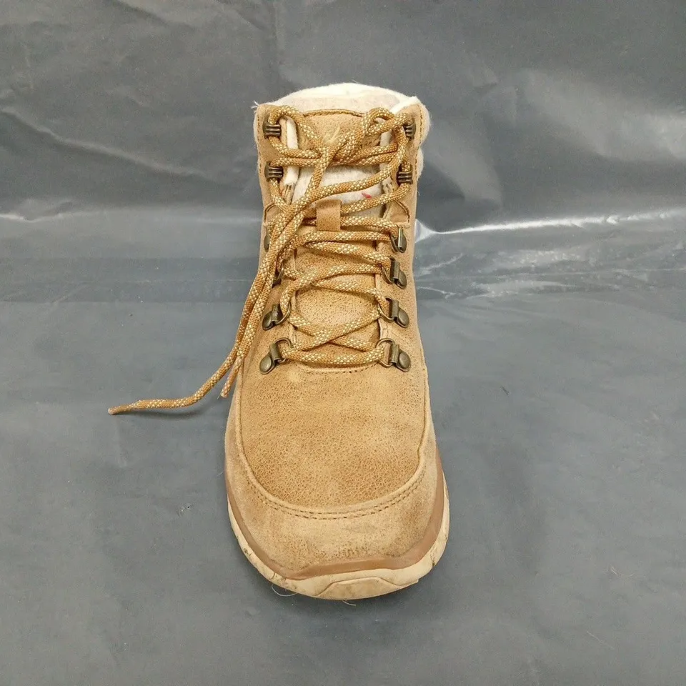 BOXED PAIR OF SKECHERS SYNERGY TECH BOOTS IN CHESTNUT SIZE 6.5