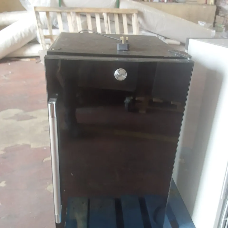 HOOVER HWC150EELW FREESTANDING WINE COOLER