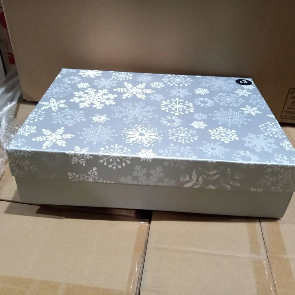 PALLET OF APPROXIMATELY 72 BRAND NEW SIILVER LARGE GIFT BOXES