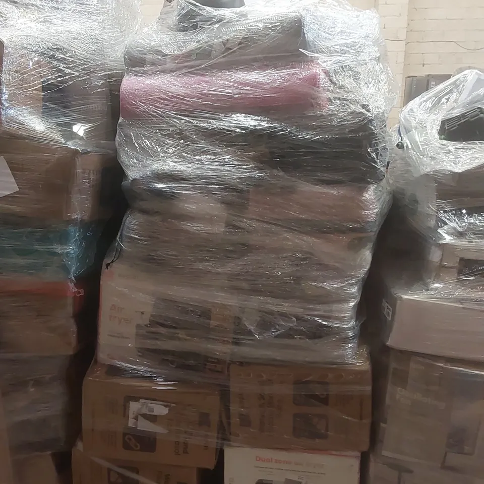 PALLET OF ASSORTED E-COMMERCE GOODS AND PRODUCTS TO INCLUDE: AIRFRYERS, PARASOL BASES, SUITCASES, YOGA MATS ECT