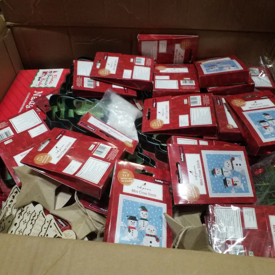 PALLET CONTAINING ASSORTED CHRISTMAS DECORATIONS INCLUDING GINGERBREAD GLASS DISPENSERS, FELT STAR AND STOCKINGS, COOKIE CUTTERS, DIY MINI CROSS STITCH & HANGING MACHE DECORATIONS