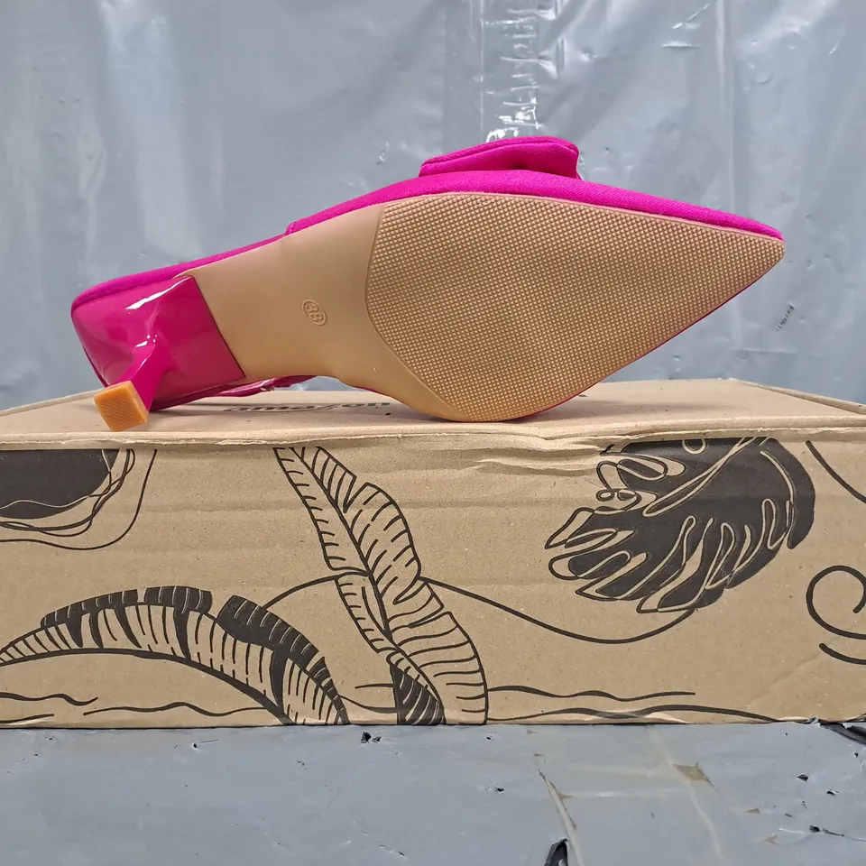BOXED PAIR OF UNBRANDED POINTED TOE HEELED SLINGBACK SANDALS IN FUCHSIA W. BOW DETAIL SIZE EU 38