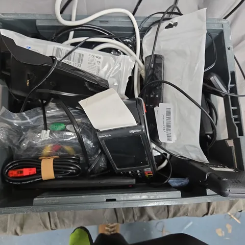 BOX OF ASSORTED ITEMS TO INCLUDE INGENICO MOVE5000 CARD PAYMENT TERMINAL WITH CABLES β OFFICE EQUIPMENT