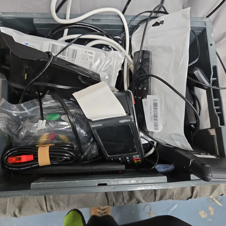 BOX OF ASSORTED ITEMS TO INCLUDE INGENICO MOVE5000 CARD PAYMENT TERMINAL WITH CABLES – OFFICE EQUIPMENT