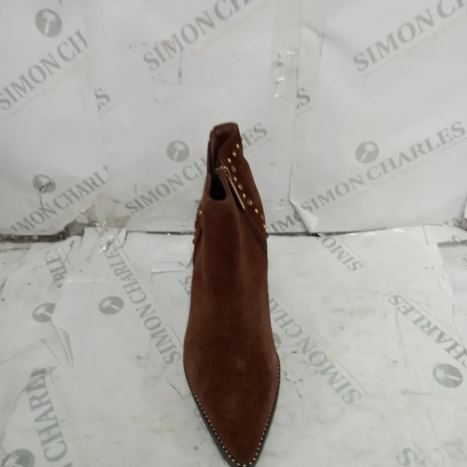 UNBOXED PAIR OF JEWELLED DANNII MINOGUE HEELED BOOT SIZE 6