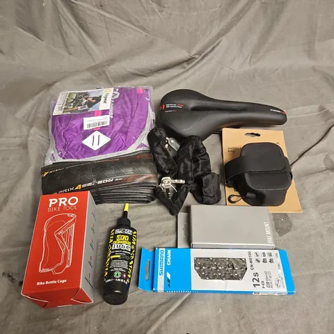 APPROXIMATELY 6 ASSORTED BIKE ACCESSORIES TO INCLUDE - SEAT - SHIMANO CHAIN - FIZIK SADDLE BAG