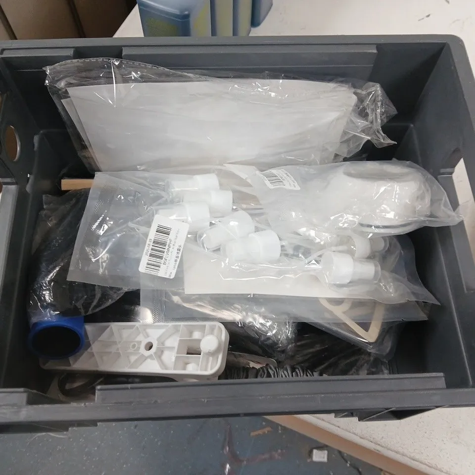 LOT OF ASSORTED HOUSEHOLD ITEMS TO INCLUDE MATH SETS, CARBINGERS AND SILICON MOULDS