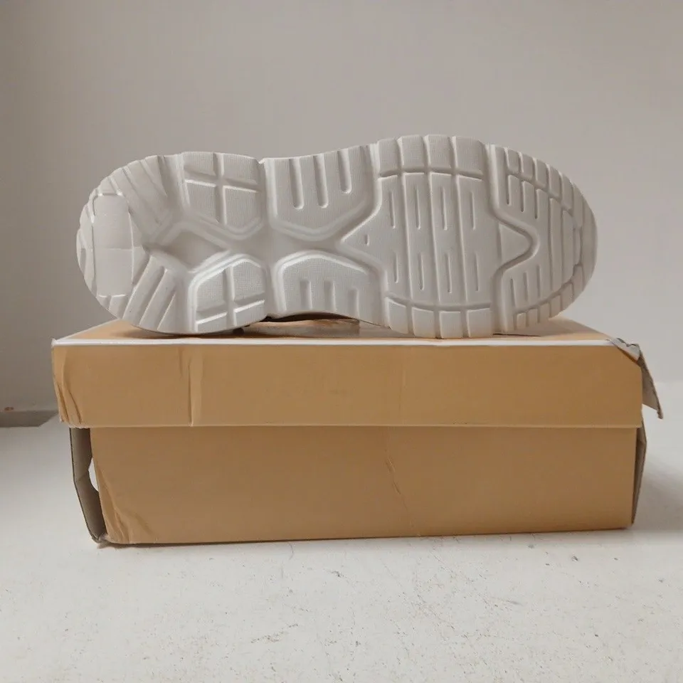 BOXED PAIR OF MICHAEL KORS TRAINERS IN VANILLA SIZE 3.5