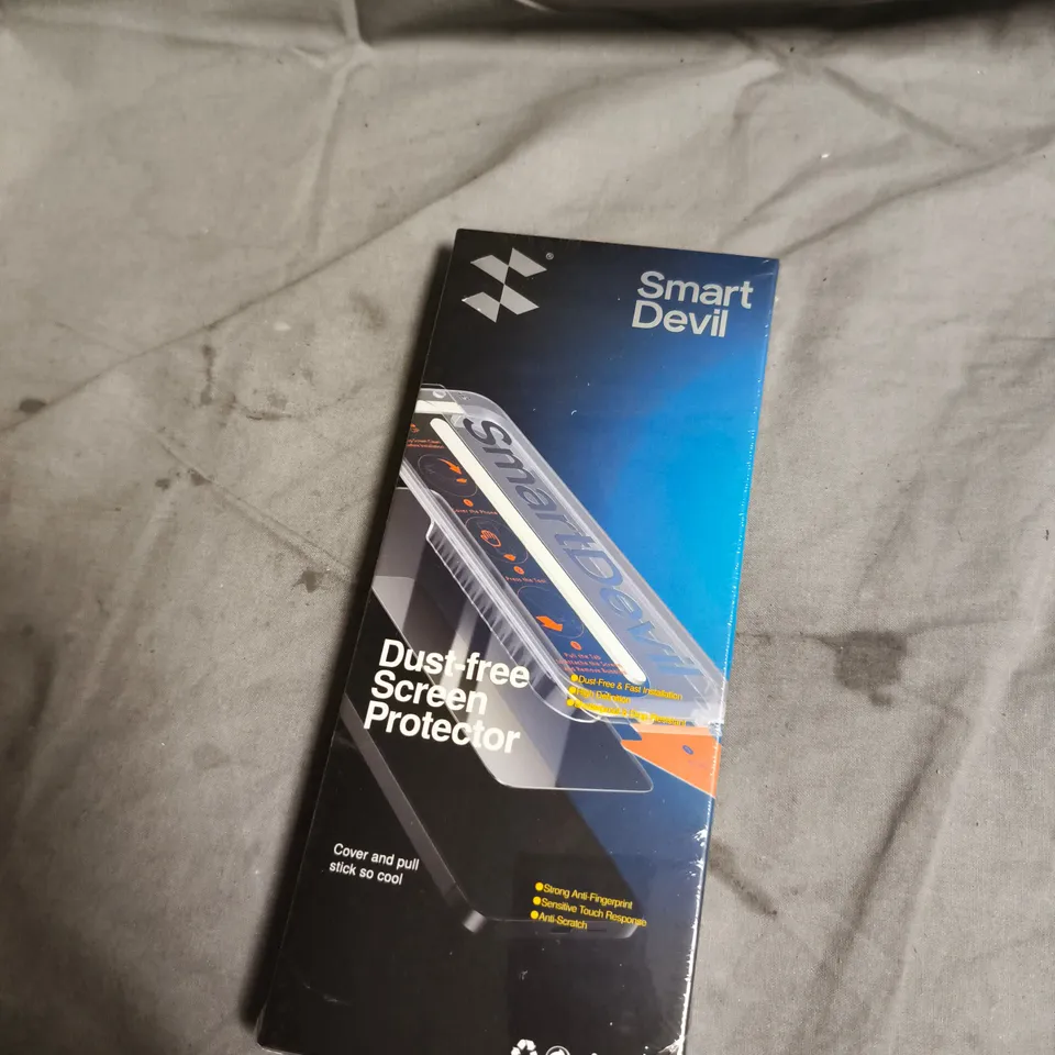 BOX OF ASSORTED MOBILE PHONE ACCESSORIES INCLUDING SMART DEVIL SCREE PROTECTOR AND DEFENDER PRO 