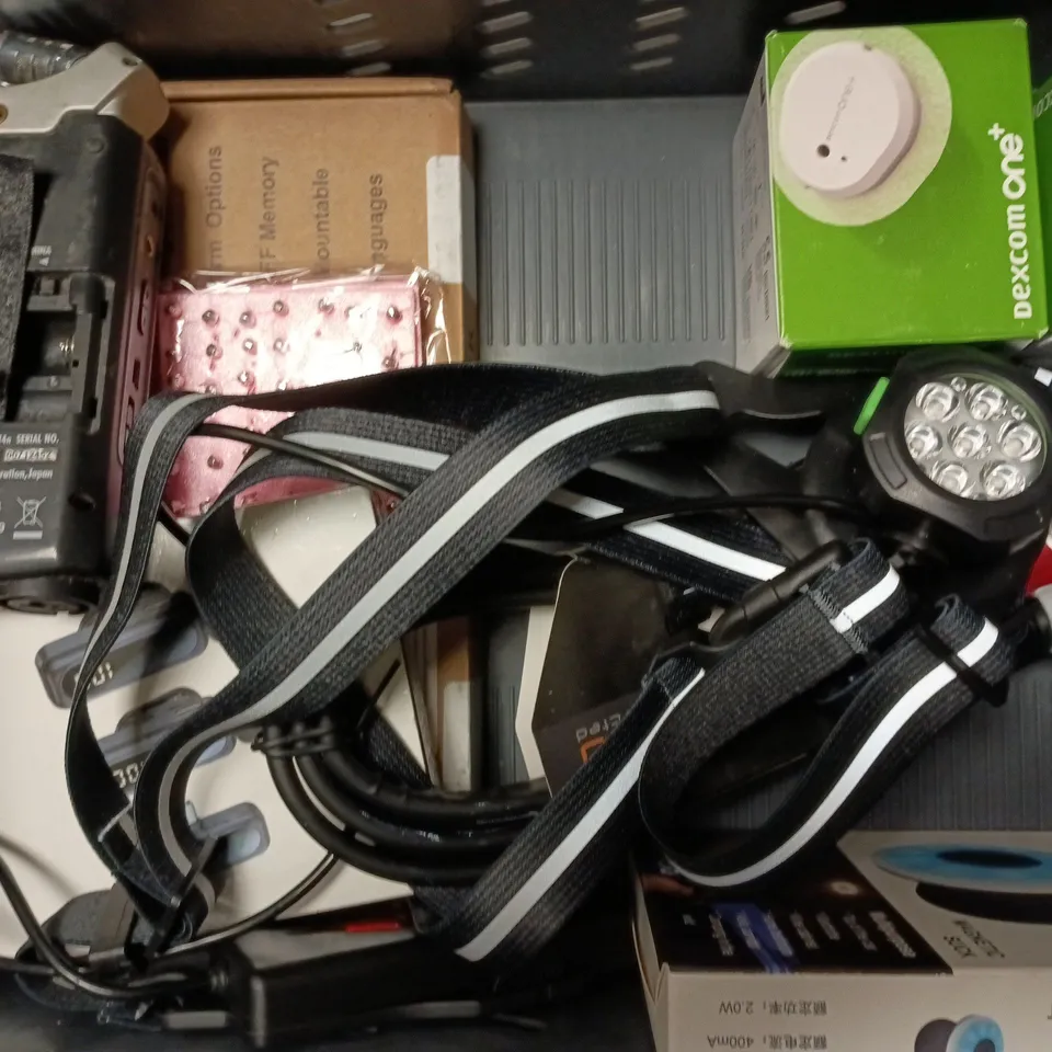 APPROXIMATELY 12 ASSORTED ELECTRICAL ITEMS TO INCLUDE LAVELIER MICROPHONE, LED DIGITAL DISPLAY FAN, HEARING DEVICE, ETC